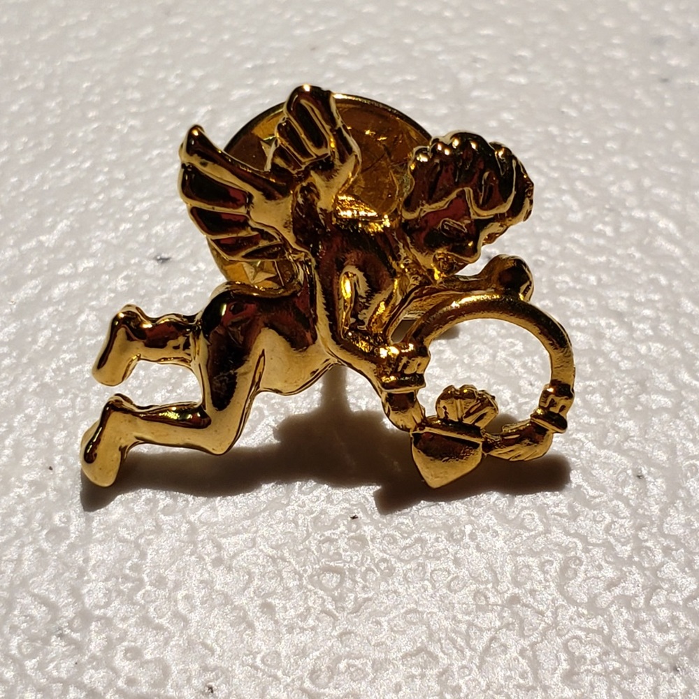 Irish Angel tack pin holding a Claddgh